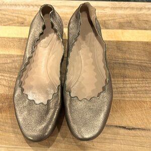 Chloe women’s Lauren scalloped metallic leather ballerina flats gold.